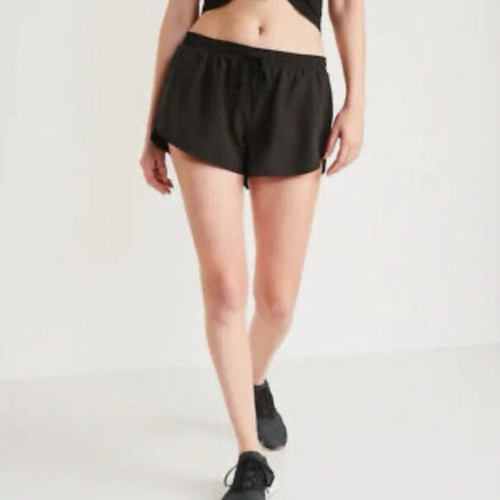 Old Navy Mid Rise Dolphin Hem Run Shorts Size S Black Drawstring 3” inseam Gym
